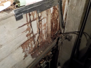 エレベーターシャフト内での油漏れ 本文画像