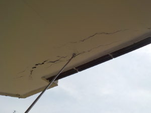 ベランダ天井の『鉄筋爆裂』 本文画像