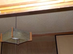 マンション室内天井にアスベスト!? 本文画像