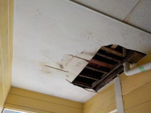 雨漏りによる廊下天井剥落 本文画像