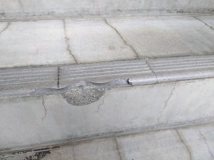 階段の段鼻タイル（ノンスリップタイル）を交換してきました。 本文画像