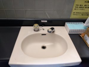 オフィスビルのトイレの自動水栓を交換しました 本文画像