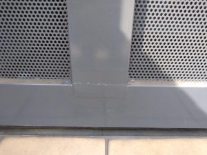 鉄扉のサビによる腐食と金属パテ補修 本文画像