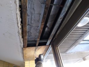 尾張旭市賃貸マンションのエントランス天井の復旧工事 本文画像