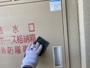 マンションの鉄部塗装、下地処理の重要性 本文画像