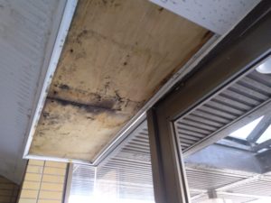 尾張旭市賃貸マンションのエントランス天井の漏水調査 本文画像