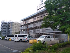 間もなく足場組が完了 本文画像