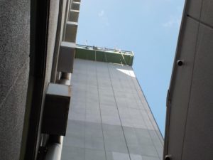 ゴンドラを使った外壁補修 本文画像