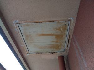 エアコンの排水でベランダ天井から水漏れ 本文画像