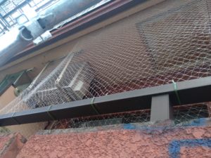 マンションベランダの鳩除けネットの取付 本文画像