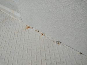 鉄部塗装工事　外壁鉄部デッキの取り合い部の処理 本文画像