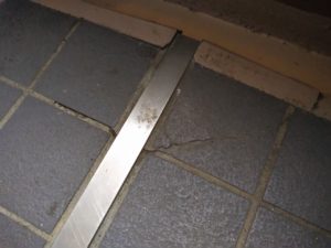 側溝防水の不備による不具合 本文画像