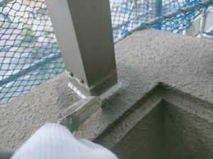 バルコニーの手摺の根本 本文画像