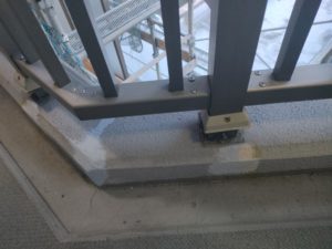 手摺根元のシーリング 本文画像