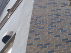 見上げてごらん。。その壁を 本文画像