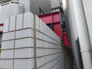 こんな狭いとこでも足場を組みます。 本文画像