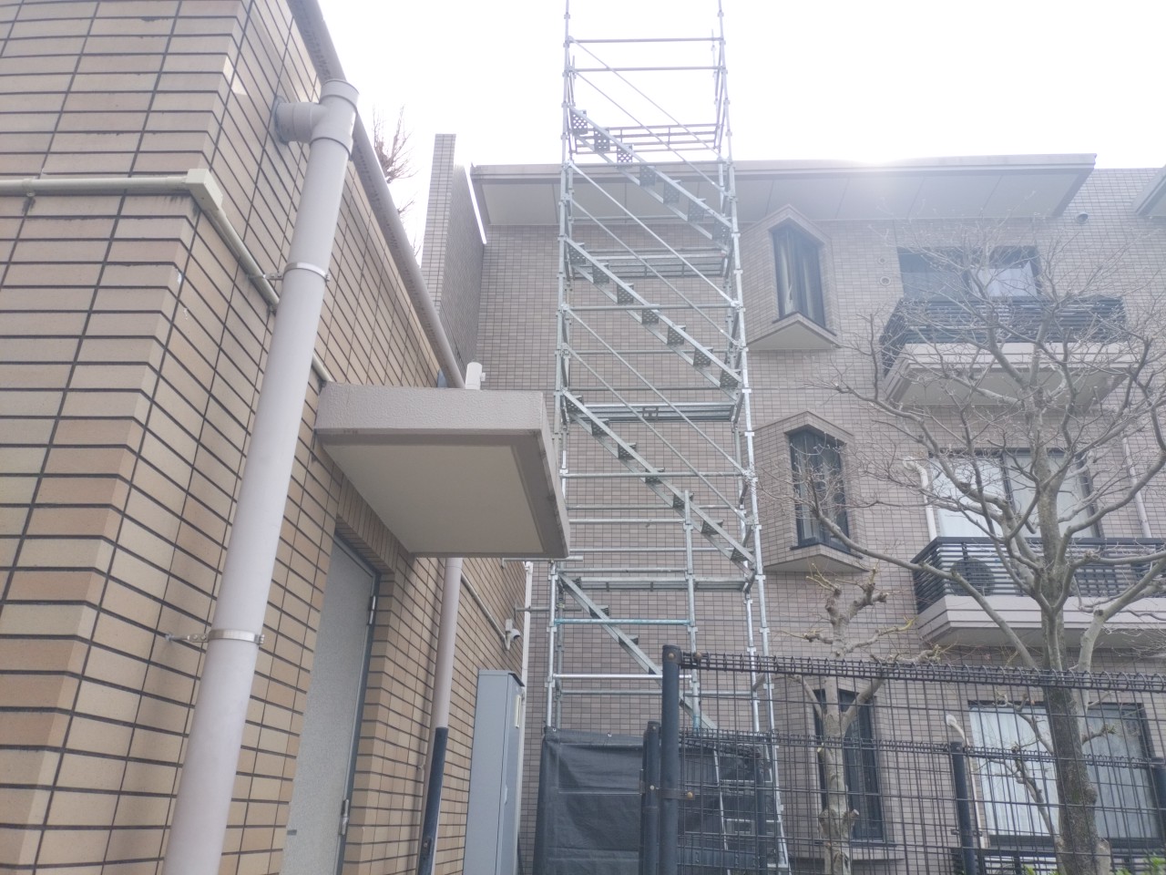 屋上防水工事と「足場」の安全対策について アイキャッチ