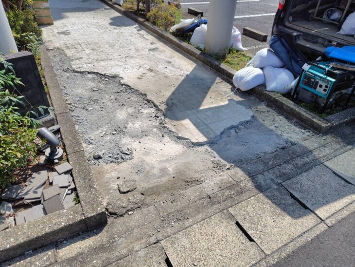 タイル撤去、下地撤去