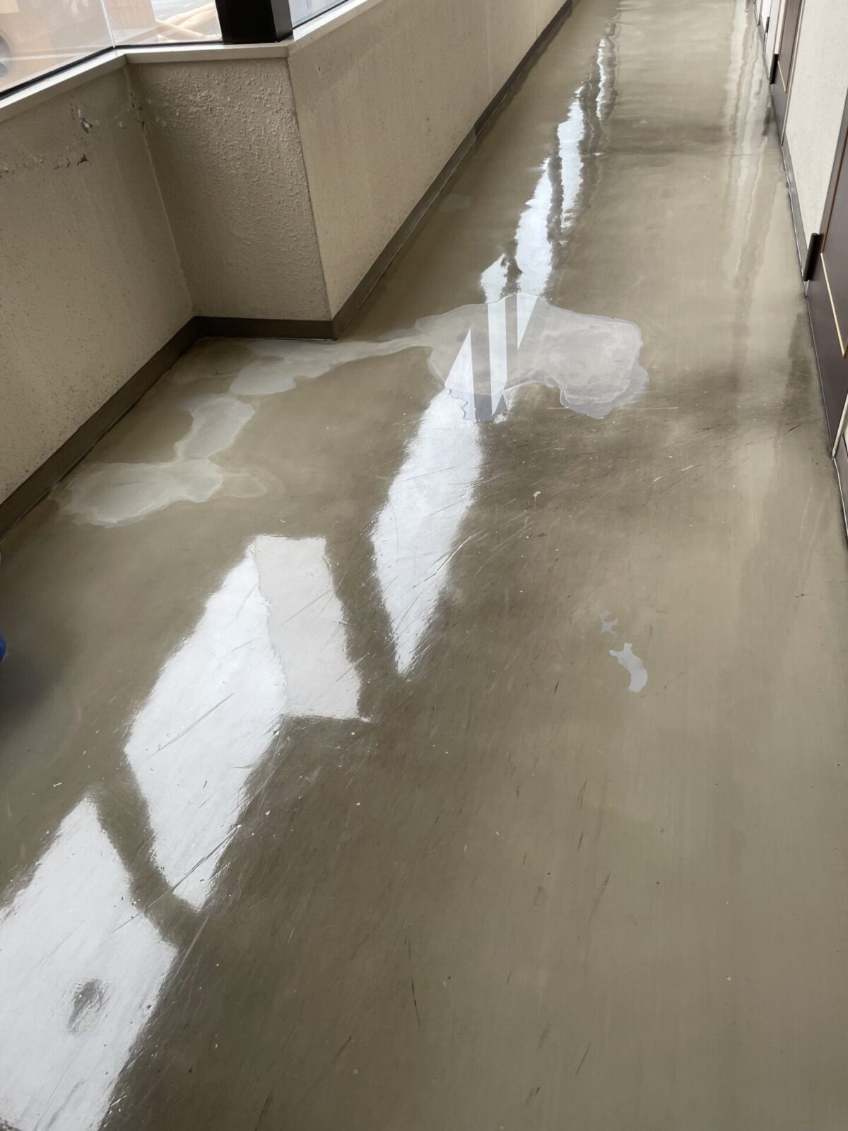 共用廊下に溜まった雨水