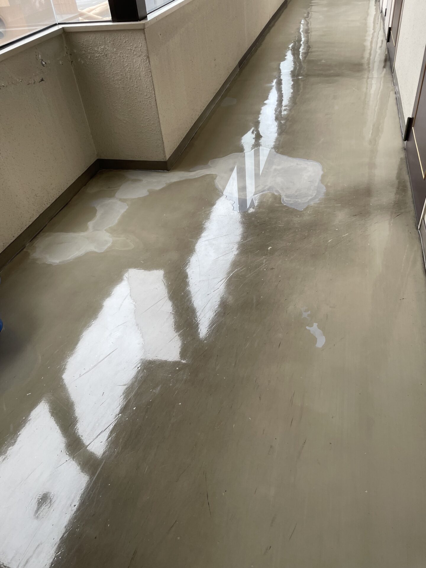 共用廊下に溜まった雨水