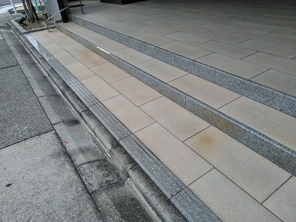 エントランスの土間の汚れの正体は… 本文画像