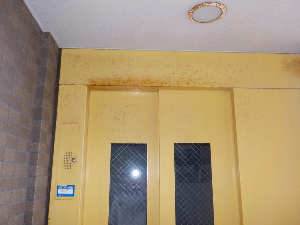 『マンション廊下で給湯器の排気でこもってしまう空気対策』 本文画像